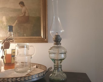 Aceite/queroseno antiguo, lámpara vintage, base de vidrio con chimenea de vidrio, quemador y mecha y estilo art déco de los años 40. Altura: 19,6"