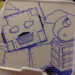Puede incluir: Un dibujo a l&iacute;nea azul y negro de un robot en un contenedor de poliestireno blanco. El robot tiene una cabeza grande con un cuerpo cuadrado y un brazo peque&ntilde;o.