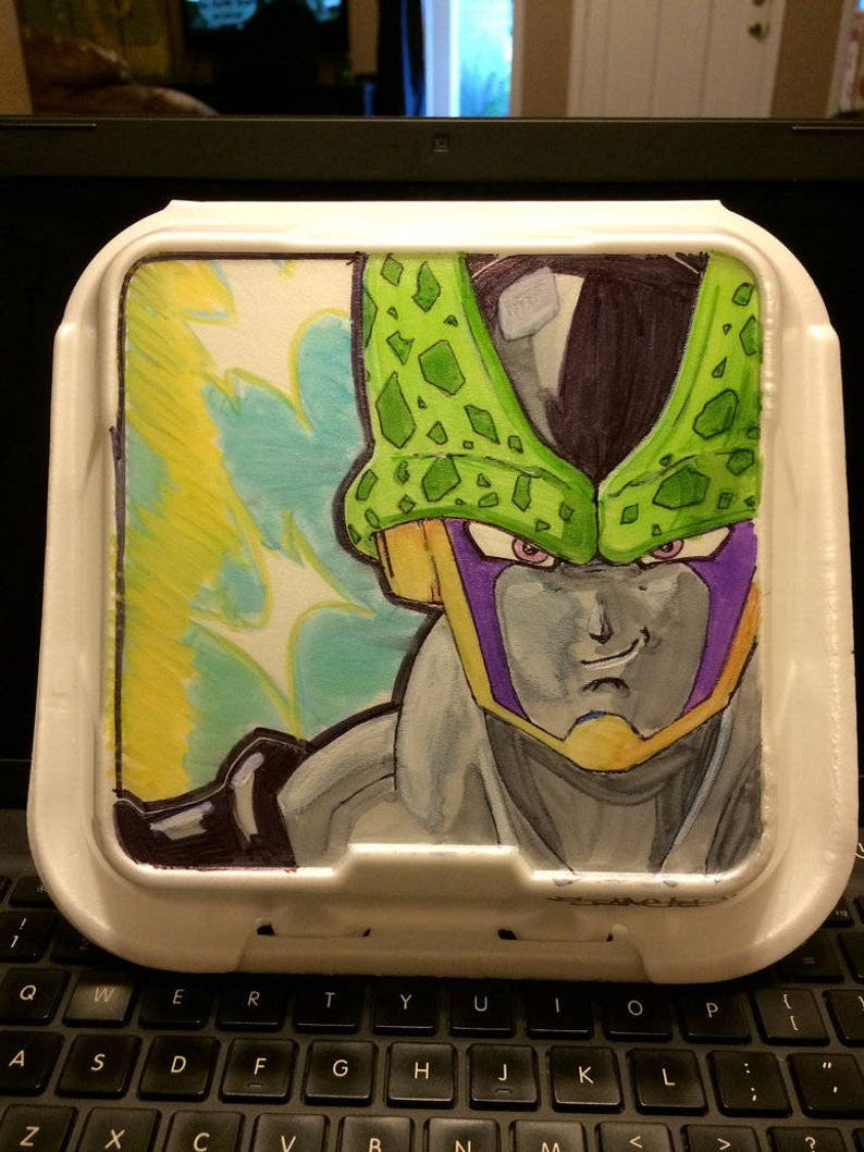 Puede incluir: Un dibujo de un personaje de anime verde y morado con un casco verde y amarillo. El personaje tiene una expresi&oacute;n seria y est&aacute; dibujado en un estilo de dibujos animados.