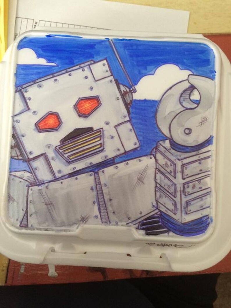 Puede incluir: Una ilustraci&oacute;n dibujada a mano de dos robots en un contenedor de comida para llevar blanco. El robot de la izquierda es plateado con ojos rojos y una franja amarilla. El robot de la derecha es plateado con un dise&ntilde;o azul y blanco. El fondo es azul con nubes blancas.