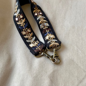 Phone cord / handmade phone necklace accessoires fabric zwart/beige telefoonkoordje bloemen