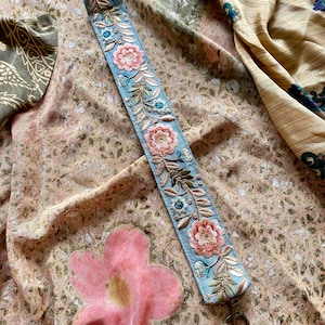 Phone cord / handmade phone necklace accessoires fabric blue telefoonkoordje bloemen