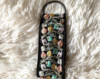 Handgefertigter Schlüsselanhänger, Valentinstagsgeschenk, Frühling, östliches Geschenk, böhmischer Muttertag, schwarze Blumenmuster