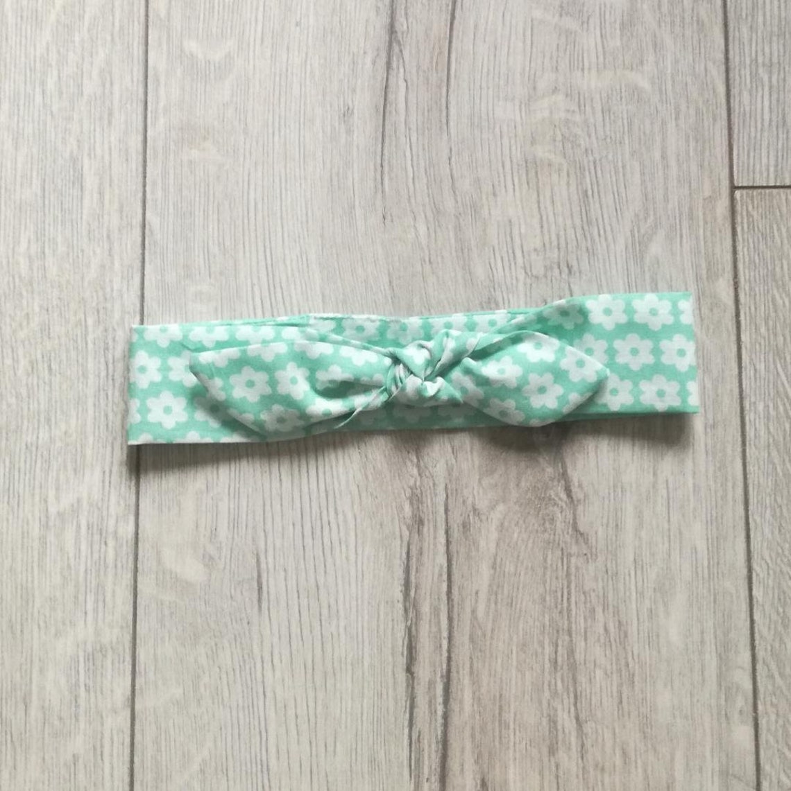 Bandeau à Nouer Pour Bébé – Fait Main En France – Rose Fleuri – Taille 0-3 Mois