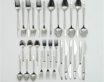 Juego de cubiertos para 6 personas fabricado en acero inoxidable por Amboss Austria, modelo 2070.