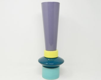 Beautiful vase in Memphis in the manner of Ettore Sottsass or Nathalie du Pasquier