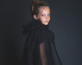 Cape en tulle noir, noeud en taffetas