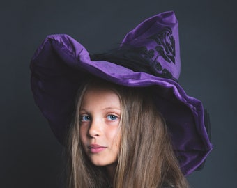 Chapeau de sorcière velours violet, large bord, rose noire en paillettes, gros noeud en tulle noir au dos