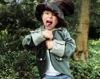 Costume de la St Patrick, le Leprechaun, velours vert et boutons or, chapeau en suédine