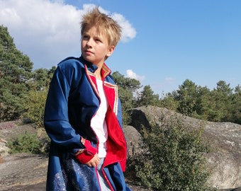 Manteau du Petit Prince de Saint Exupéry en velours bleu et rouge, doublure satin rouge