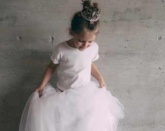 Girls' long tutu in white tulle, satin lining, white taffeta belt and gold ribbons