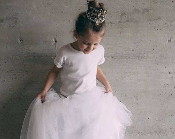 Long tutu for girls in white tulle, satin lining, white taffeta belt and gold ribbons