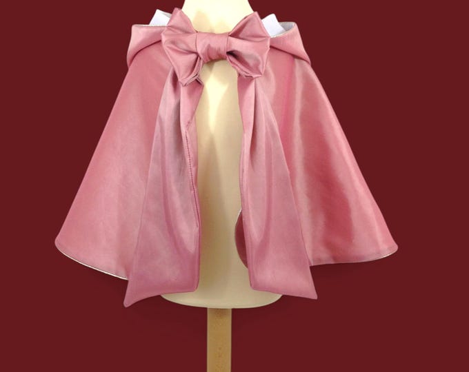 Princess cape in old pink taffeta, white cotton lining, gold trim