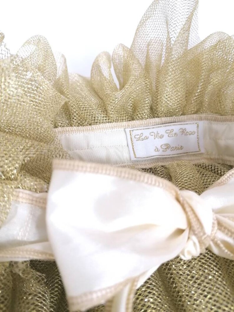 Cape in gold tulle taffeta knot