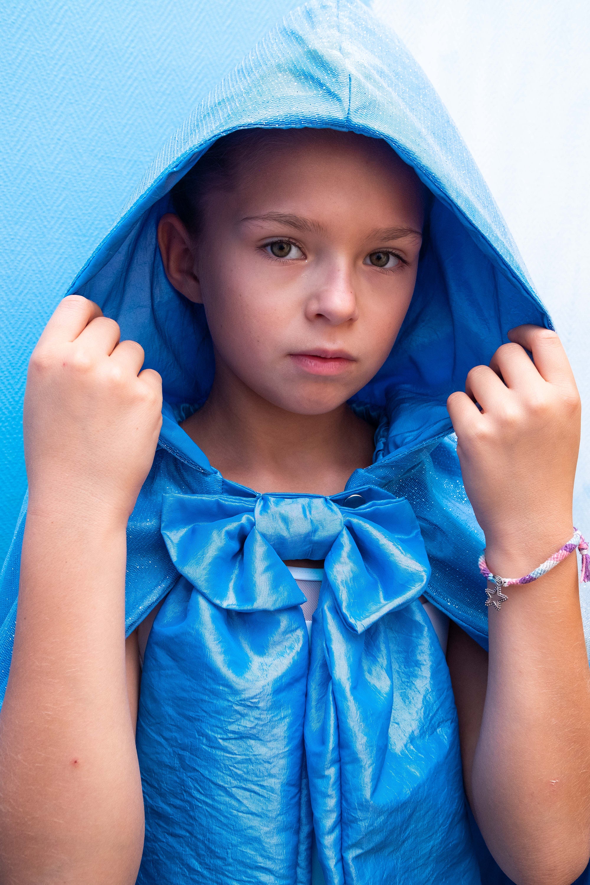 Robe Elsa Reine des Neiges avec traîne et accessoires - FINDPITAYA