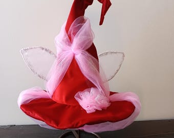 Sombrero del Hada Flora de La Bella Durmiente en Terciopelo Rojo y Tul Rosa – Flor Rosa, Forro de Satén Plata