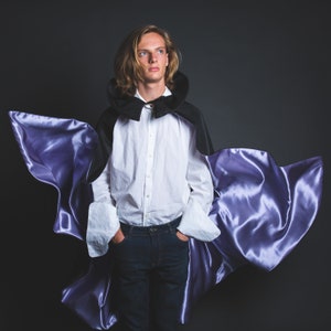 Svart Dracula-kappa – Malvafärgat foder, hög krage och dödskalleknapp bild 9