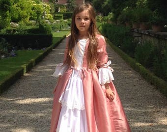 Deguisement de princesse fille, costume de marquise, taffetas rose, coton blanc, dentelle