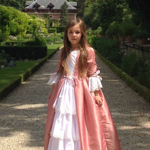 Deguisement de princesse fille, costume de marquise, taffetas rose, coton blanc, dentelle