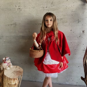 Handgemachtes Rotkäppchenkostüm – Kleid und Umhang aus Samt, Satin und Baumwolle – Kinderkostüm im Märchenbuchstil
