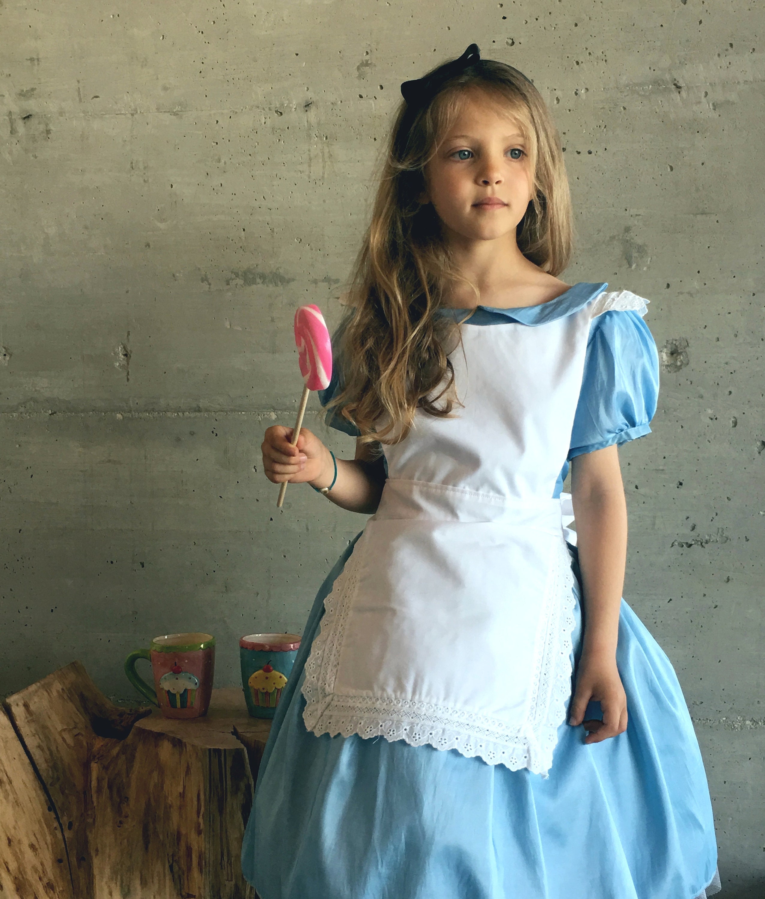 Abito Alice nel Paese delle Meraviglie in taffetà blu e cotone bianco,  bambina -  Italia