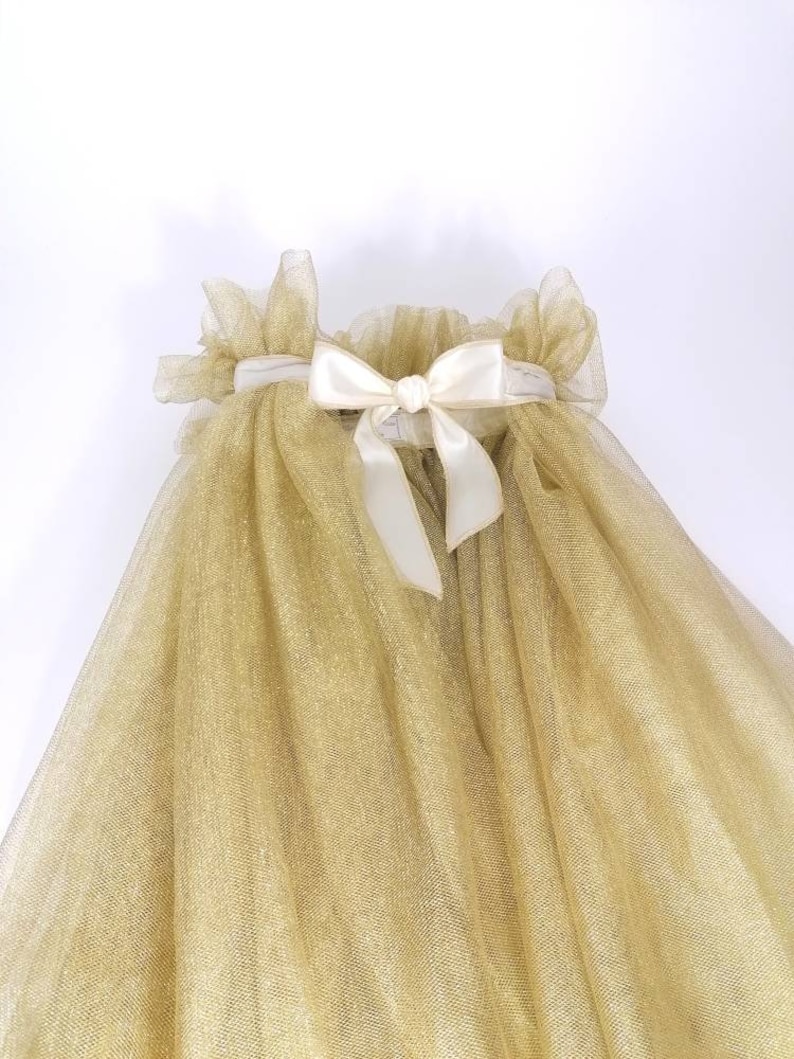 Cape in gold tulle taffeta knot