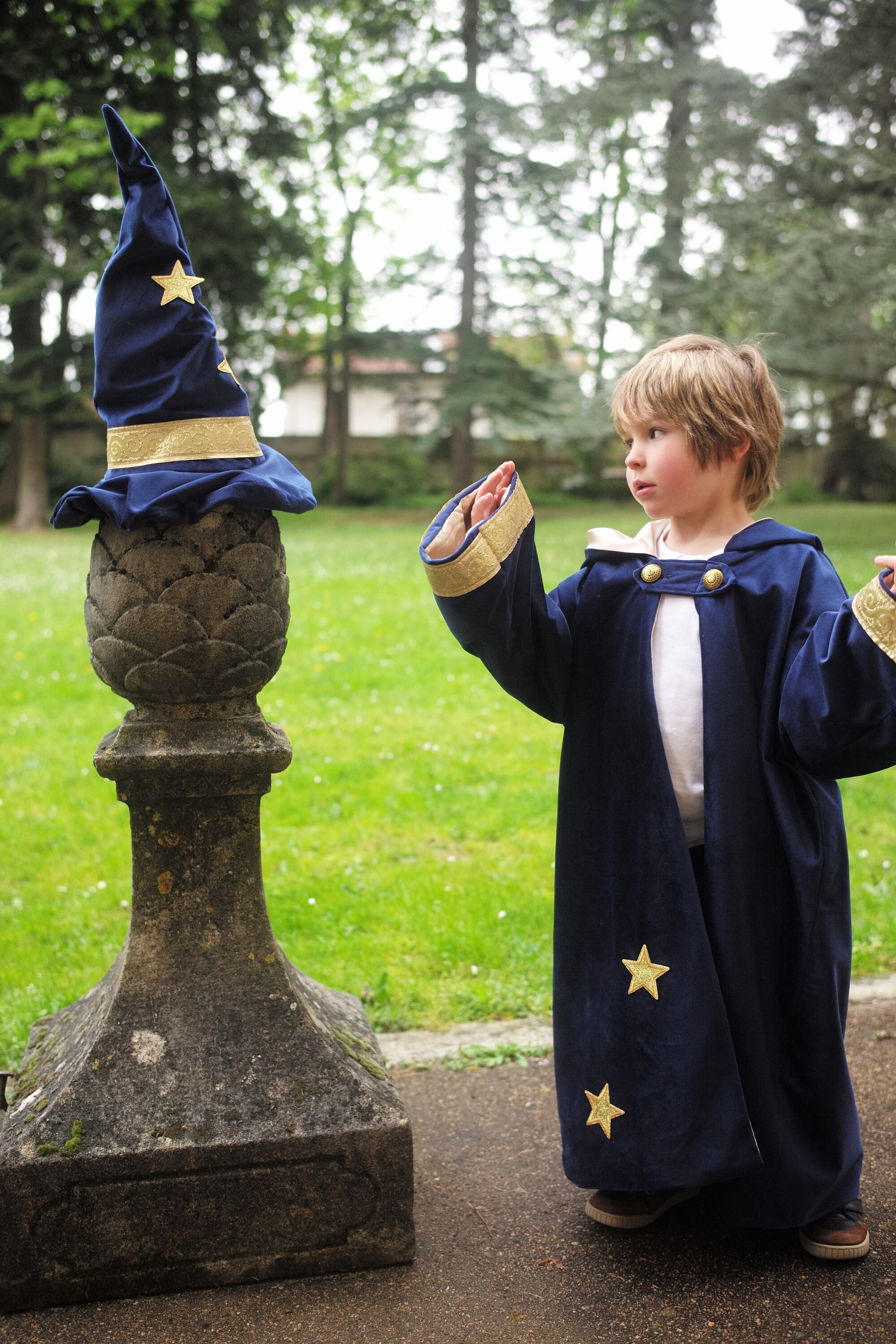 Deguisement Harry Enfant Costume Magicien Garçon Fille Magicien Cape Noir  Robe Sorciere d'Halloween avec Baguette Magique Magicien Chapeaux Cravate  Écharpe Lunettes Carnaval 120 : : Jeux et Jouets