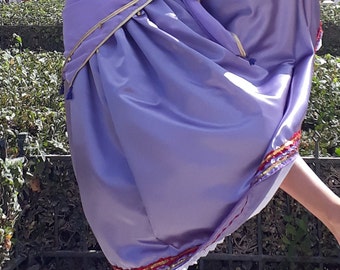 Jupe Esmeralda en satin lilas, galon sequins or, doublure coton et broderie anglaise, foulard non inclus