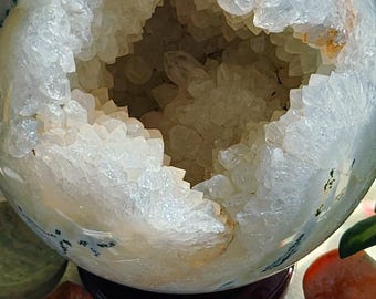 Esfera masiva de ágata musgosa: Caverna de cristal profunda, piedra del chakra del corazón