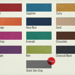 Peut inclure: Un nuancier de 11 couleurs diff&eacute;rentes, dont le rouge, le saphir, le curry, l'orange, le bleu marine, le sable, le fuchsia, l'&eacute;meraude, le chocolat, le violet, le kiwi, le noir charbon et le gris peau de requin. Le nuancier est intitul&eacute; "COLOUR PALETTE".