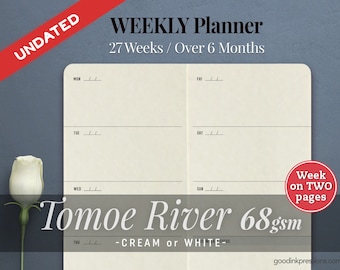 Op de afbeelding: Een ongedateerde weekplanner met crèmekleurige pagina's, met de tekst "Tomoe River 68gsm". De planner is ontworpen voor 27 weken, met een week weergegeven over twee pagina's. Een rode banner leest "Ongedateerd".