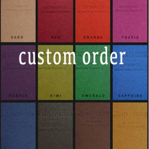 Pode incluir: Uma grade de doze cartões de papelaria retangulares em várias cores, incluindo areia, vermelho, laranja, fúcsia, roxo, kiwi, esmeralda, safira, azul marinho, preto, chocolate e curry. O texto "custom order" está centralizado em branco.