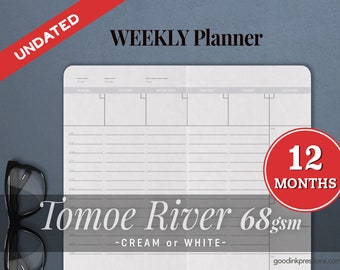 Könnte beinhalten: Undatierter Wochenplaner mit 12 Monaten, mit weißem Tomoe River 68 g/m² Papier, cremefarben oder weiß, auf grauem Hintergrund.