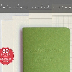 Peut inclure: Un carnet vert avec 80 pages et 12 couvertures de couleurs. Le carnet propose des options de papier uni, &agrave; points, &agrave; lignes et &agrave; quadrillage. La couverture porte le texte "goo INKPRESSIONS" et "Papeterie artisanale".