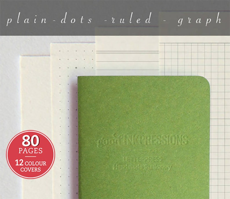 Peut inclure: Un carnet vert avec 80 pages et 12 couvertures de couleurs. Le carnet propose des options de papier uni, &agrave; points, &agrave; lignes et &agrave; quadrillage. La couverture porte le texte "goo INKPRESSIONS" et "Papeterie artisanale".