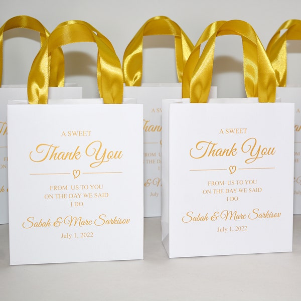 20 Gold Welcome Bags with satin ribbon handles and names, Elegant Personalized wedding gifts and favors for guests, A Sweet Thank You