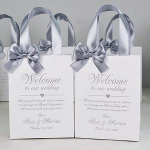 25 Silberne Hochzeits-Willkommenstaschen mit Henkeln aus Satinband, Schleife und Individuellem Druck, Elegante Geschenktasche für Gastgeschenke für Hotelgäste