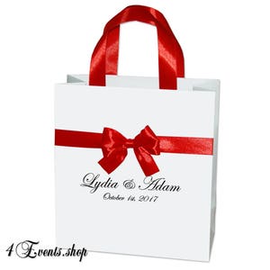 Hochzeitsgeschenk Taschen mit roten Satinband Griffen, Schleife und schwarzen Namen - Elegante personalisierte Hochzeitsgeschenke und Gastgeschenke