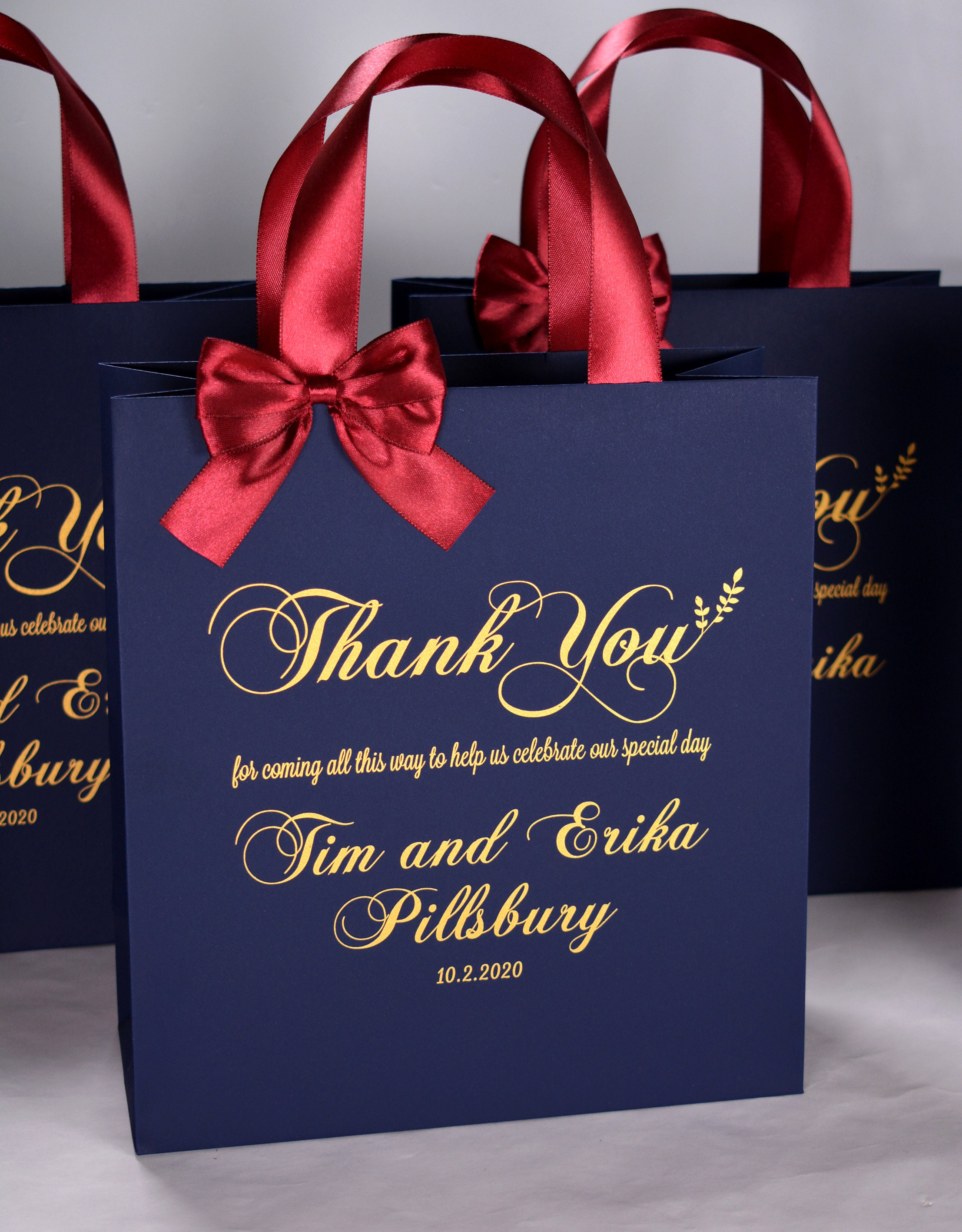 30 Hochzeits-Willkommenstaschen mit weinroten Satinbandgriffen, Bogen- und Goldnamen, elegante personalisierte Hochzeitsbevorzugungen in Marineblau für Gäste
