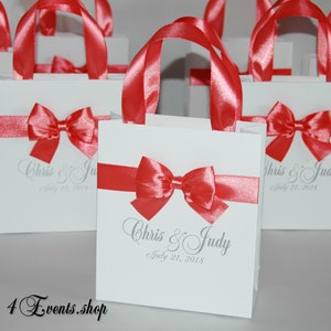 20 Hochzeitssäckchen mit Koralle Satinband Griffen, Schleife und silbernen Namen, personalisierte Geschenktaschen für Hochzeitsgeschenke für Ihre Gäste