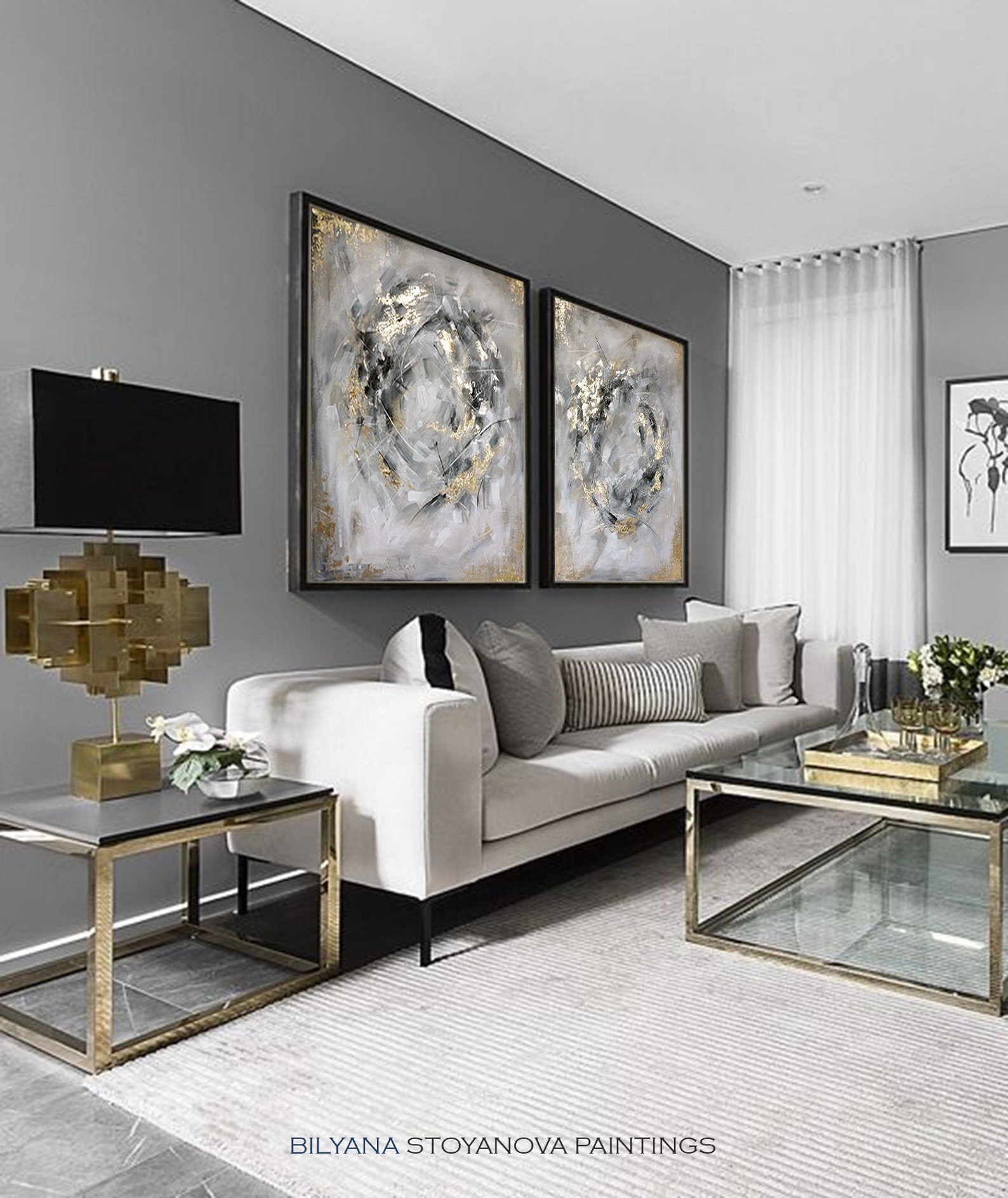 Золотые молдинги в интерьере. Декорирование интерьера. Интерьер серый с золотым. Серый с золотом в интерьере. Интерьеры гостиной в сером цвете с золотом.