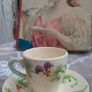 Taza pequeña barbotina francesa antigua con pensamientos, firmada Choisy Le Roi, taza barbotina antigua y platillo con pensamientos, alrededor de 1900