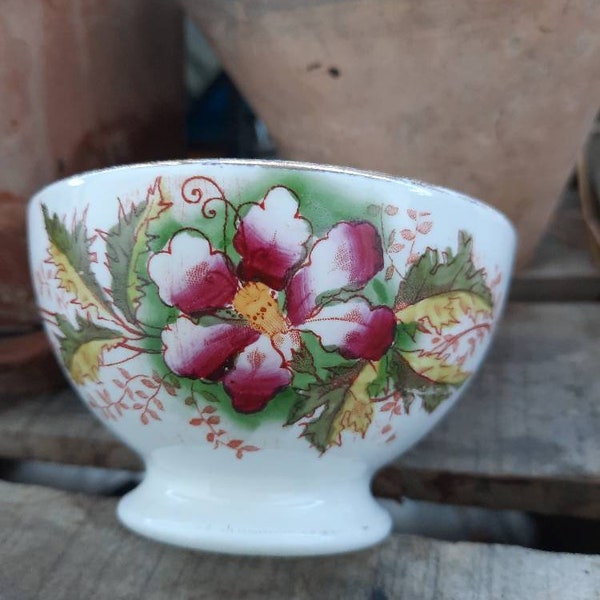 Petit bol cafè au lait antique, décor de transfert polychrome avec fleurs, bol en céramique hollandaise signé Societé Céramique Maastricht
