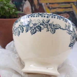 Bol antique St Amand Guadeloupe piédouche, bol St Amand modèle fleuri bleu, bol café lait français ancien, bol ancien décor floral 1900