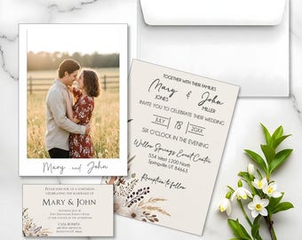 Può includere: Set di partecipazioni di nozze con foto di una coppia, invito, biglietto RSVP e busta. L'invito include i nomi "Mary & John", la data, l'ora e il luogo del matrimonio. Accenti floreali e verde completano il design.