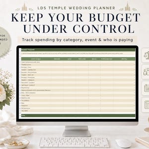 Pu&ograve; includere: Un monitor di computer mostra un pianificatore di budget per matrimoni con il testo "KEEP YOUR BUDGET UNDER CONTROL". Le caratteristiche includono costi stimati vs. reali, monitoraggio dei pagatori familiari, budget evento per evento e totali automatici. Sono visibili anche un mazzo di fiori bianchi e una tazza di caff&egrave;.