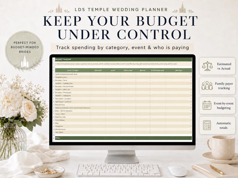 Pu&ograve; includere: Un monitor di computer mostra un pianificatore di budget per matrimoni con il testo "KEEP YOUR BUDGET UNDER CONTROL". Le caratteristiche includono costi stimati vs. reali, monitoraggio dei pagatori familiari, budget evento per evento e totali automatici. Sono visibili anche un mazzo di fiori bianchi e una tazza di caff&egrave;.