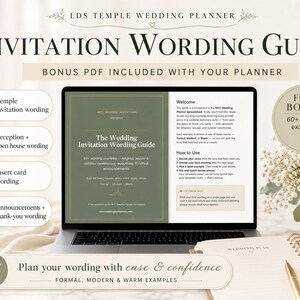 Pu&ograve; includere: Un laptop mostra una guida alla stesura delle partecipazioni di nozze, intitolata "INVITATION WORDING GUIDE". Lo schermo mostra la copertina della guida e il testo di benvenuto. Il testo aggiuntivo include "BONUS PDF INCLUDED WITH YOUR PLANNER" e "FREE BONUS 60+ wording examples."