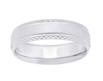 Alliance en or blanc 14 carats : finition satinée, bordure taille diamant (6 mm)