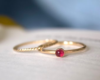Rubin Ring / 14k gold filled Rubin Ring / Stapelbar / Stapelbar Rubin Ring / Stapelbarer Ring / Juli Birthstone Ring